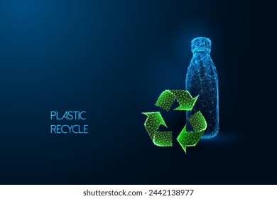 Conciencia ecológica, utilización sostenible de recursos concepto futurista con botella de plástico y cartel de reciclaje en estilo poligonal bajo brillante sobre fondo azul oscuro. Ilustración vectorial de diseño moderno