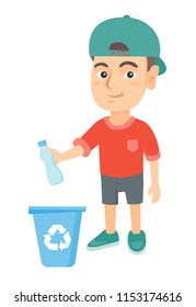 Niño caucásico amigable con el medio ambiente lanzando una botella de plástico en la papelera de reciclaje. Largo de todo el niño que arroja residuos plásticos en la papelera de reciclaje. Ilustración de dibujos vectores aislados en fondo blanco.