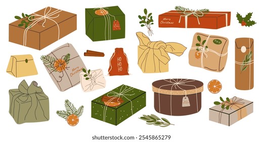 Paquetes de regalo de Navidad ecológicos: cajas con papel artesanal, paquetes textiles en estilo japonés Furoshiki. Decorado con muérdago, acebo y ramas de abeto, naranjas secas, canela. Vector.