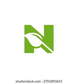 Umweltfreundliches Logo von Green Leaf N Symbol für Naturproduktunternehmen. Einzeln auf weißem Hintergrund.