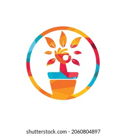 Diseño del logo del vector del jardín ecológico. Árbol de mano con diseño de icono de maceta de flores.	
