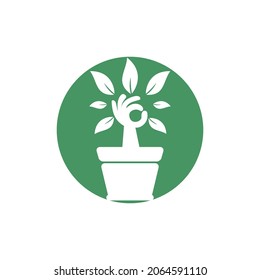 Diseño del logo del vector del jardín ecológico. Árbol de mano con diseño de icono de maceta de flores.	
