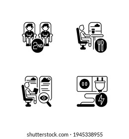 La clase de economía servicios de tren conjunto de iconos lineales negros. Asientos de segunda clase, enchufes de carga, coches de observación y de comedor símbolos de contorno de glifos. Viajes económicos. Ilustraciones de contorno aisladas de vectores