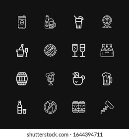 Bearbeitbar 16 Alkoholsymbole für Web und Mobile. Satz Alkohol enthalten Symbole Linie Corkschraube, Biere, Kein Alkohol, Vodka, Bier, Bier, Kokosgetränk, Cocktail, Barrel auf schwarzem Hintergrund