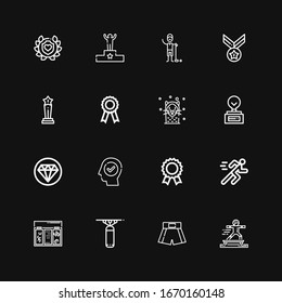 Bearbeitbar 16 Champion Icons für Web und Mobile. Set von Meistern inklusive Icons Linie Sport, Boxshorts, Punching-Tasche, Topping, Running, Preis, Erfolg, Qualität auf schwarzem Hintergrund