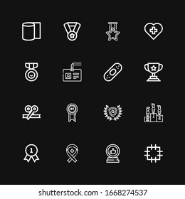 Editable 16 primeros iconos para web y móvil. Juego de los primeros iconos incluidos línea Parche, Trofeo, Cinta, Calidad, Competencia, Ganador, Medalla, Plaster, Badge, Cruz Roja sobre fondo negro