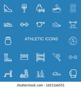 Editable 22 iconos atléticos para web y móvil. Conjunto de atléticos incluidos íconos línea Shoe, Basketball, levantamiento de pesas, Natación, Dumbbell, Sneakers, Silbato, Kettlebell sobre fondo azul