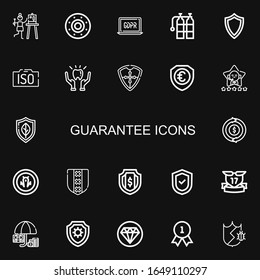 Editable 22 iconos de garantía para web y móvil. Conjunto de garantías incluye iconos de la línea Satisfacción, Escudo, GDPR, Óxigeno, Iso, Protección, Reembolso, Cinta, Calidad en el fondo negro