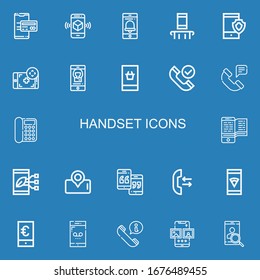 Bearbeitbare 22 Handset-Symbole für Web und Mobile. Set Set mit Handset-Icons Linie Smartphone, Telefon, Telefon, Anruf auf blauem Hintergrund