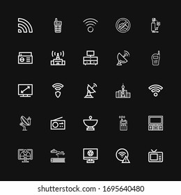 Editable 25 iconos de antena para web y móvil. El conjunto de antenas incluía iconos de la línea Televisión, Wifi, Ciencia ficción, Tv, Walkie talkie, antena satelital, Radio sobre fondo negro