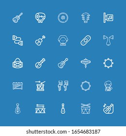 Editable 25 iconos de banda para web y móvil. Conjunto de bandas incluye íconos de la línea Guitarra, Tambores, guitarra acústica, Tambor, Cantante, Tambourine, Desfile, Marimba, Cymbal sobre fondo azul