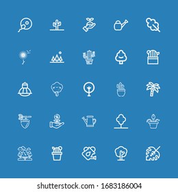 Editable 25 iconos botánicos para web y móvil. Conjunto de íconos incluidos en la botánica línea Monstera hoja, árbol, barro de agua, cactus, árboles, maceta de flores, brote, maíz, árbol de coco sobre fondo azul