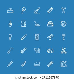 Editable 25 iconos de corte para web y móvil. Conjunto de cortador incluido íconos línea Estacionería, Saw, grapas, Cutter, Tijeras, Ducha, Cucharas de medida, Razor, Tejidos de poda sobre fondo azul