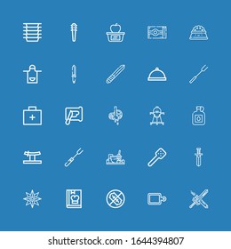 Editable 25 iconos de cuchillos para web y móvil. Conjunto de cuchillos incluidos íconos línea Espada, Tabla de corte, Sin armas, Cocina, Shuriken, Cuchilla, Cuchara acanalada, Cocina sobre fondo azul