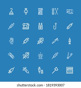 Editable 25 iconos de la aguja para web y móvil. Conjunto de agujas incluidas línea de iconos Aguja, martillo de Reflex, Vacuna, Jeringa, Pabellón de seguridad, Pincushion, Hook, Tattoo sobre fondo azul