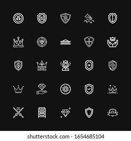 Editable 25 íconos reales para web y móvil. Conjunto de iconos reales incluidos línea Escudo, Diamante, Postbox, Lance, Corona, Reina, Museo Británico, Riches sobre fondo negro
