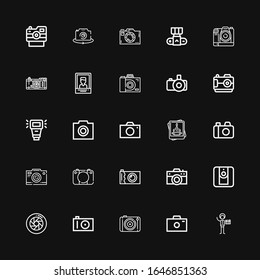 Bearbeitbar 25 Verschlusssymbole für Web und Mobile. Satz der Verschlussutter enthält die Symbole der Linie Fotografie, Fotokamera, Verschlusszeit, Kamera, Foto, Kamera Blitz auf schwarzem Hintergrund
