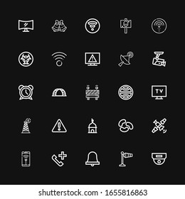 Editable 25 iconos de señal para web y móvil. Conjunto de señales incluido iconos línea Cctv, señal de viento, Campana, Llamada telefónica, Wifi, Satélite, Judías, Torre, Advertencia sobre fondo negro