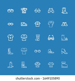 Bearbeitbar 25 stylische Icons für Web und Mobile. Set mit stylischen Inbegriffen-Symbolen, Stiefel, Hemd, Boot, Sonnenbrillen auf blauem Hintergrund