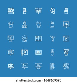 Editable 25 iconos de profesores para web y móvil. Conjunto de iconos de la línea de profesores, incluyendo Presentación, Formación, Pencil case, Blackboard, Learning, Elearning, Toga en fondo azul