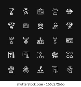 Editable 25 íconos ganadores para web y móvil. El juego de ganadores incluye iconos de línea Éxito, Certificado, Objetivo, Medalla, Objetivo, Poker, Ganar, Diploma, Billiard sobre fondo negro