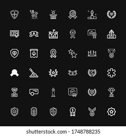 Bearbeitbare 36 Preissymbole für Web und Mobile. Set mit den Symbolen inbegriffen: Abzeichen, Medal, Award, Schild, Garantie, Trophäe, Sieger, Diploma, Belohnung, Stern auf schwarzem Hintergrund
