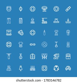 Iconos editables de 36 cinturones para web y móvil. El juego de correa incluye iconos línea de seguridad de coches, Hoodie, Lifesaver, Vendedor, Moda, Ropa, Ropa, Artes marciales sobre fondo azul