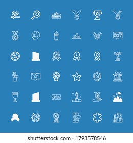 Editable 36 mejores iconos para web y móvil. Juego de íconos mejor incluidos línea Competencia, Estrella, Como, Medal, Laurel, Éxito, Ganar, Descuento, Trofeo, Goblet sobre fondo azul