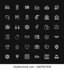 Editable 36 iconos de caja para web y móvil. Conjunto de cuadros incluidos iconos línea Transmisor, Locker, Delivery, Mailbox, Cube, Bird house, d cube, Briefcase, Package on black Background