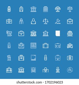 Bearbeitbar 36 Aktensymbole für Web und Mobile. Paket mit einer Aktentasche mit Symbolen, siehe Briefkasten, Bürostuhl, Büro, Gefängnis, Gerichtsgebäude, Portfolio, Koffer auf blauem Hintergrund