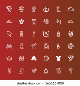 Editable 36 iconos de la ceremonia para la web y el móvil. Conjunto de ceremonias incluía íconos de Medalla, Graduación, Anillo, Planes de Boda, Trofeo, Novia, Mortarboard, Cap, Torch, Arco de Boda en rojo