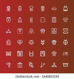 Editable 36 iconos de ropa para web y móvil. Juego de ropa incluido íconos línea Lavandería, Percha, Pistola de seguridad, Zócalos, Bib, Tapón, Máquina de coser, Pantalones, Vestido en rojo