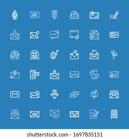 Editable 36 iconos de correspondencia para web y móvil. El conjunto de correspondencia incluía iconos línea Postbox, Write, Mail, Email, Envelope, Postcard, Mails, Writing on blue background