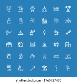 Editable 36 iconos de fuego para web y móvil. Juego de fuego incluido íconos línea Lighter, Match, Chimney, Marshmallow, Matches, Erupción, Bombero, Vela, Aceite sobre fondo azul