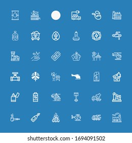 Editable 36 iconos de combustible para web y móvil. Conjunto de íconos de combustible incluido línea de fábrica, tanque, helicóptero, fuego, aceite, tubería, coche de cemento, pistón, batería, encendedor sobre fondo azul