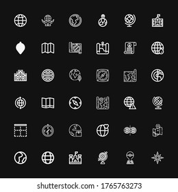 Editable 36 iconos geográficos para web y móvil. El conjunto de geografía incluía íconos de línea Windrose, Map, Globe, School, World, Geography, Parallel world, Planet on black Background
