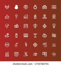 Editable 36 iconos de oro para web y móvil. Juego de oro incluido íconos línea de dinero, anillo, medalla, tazón de pescado, trofeo, corona, bitcoin, trompeta, dinamita, tnt, joyería, aros de boda en rojo