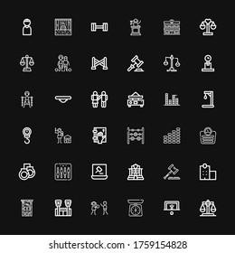 Bearbeitbar 36 Justiz-Icons für Web und Mobile. GerechSet umfasst Symbole der Reihe Justiz, Strafwesen, Maßstab, Menschenrechte, Gefängnis, Guillotine, Polizeistation, Gesetz auf schwarzem Hintergrund