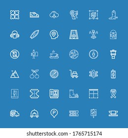 Bearbeitbare 36 Etikettensymbole für Web und Mobile. Set mit den Symbolen inklusive: Anvil, Sale, Ticket, Parking, Gepäck, Food Lruck, Band, Border, Boot, d, Leder auf blauem Hintergrund