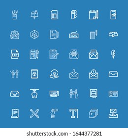 Iconos editables de 36 letras para web y móvil. Conjunto de cartas incluidas línea de iconos Correo electrónico, Publicación, Texto, Pluma, Recepción, Diploma, Invitación, Boda, Teclado, d sobre fondo azul