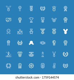 Iconos editables de 36 medallones para web y móvil. El conjunto de medallones incluía la línea de íconos Ganador, Medalla, Insignia, Premio, Laurel, Medallas, Ganador, Premio, Ganador, Campeonato con fondo azul