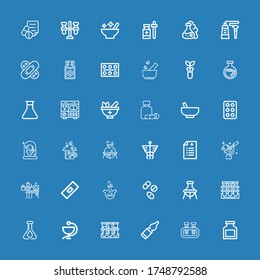 Bearbeitbar 36 pharmazeutische Icons für Web und Mobile. Darreichungsset inklusive Ikonen-Reihe Drogen, Reagenzglas, Durchstechflaschen, Blutprobe, Arzneimittel, Kolben, Tube, Drogen auf blauem Hintergrund