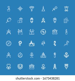 Bearbeitbare 36 Rose-Icons für Web und Mobile. Set mit Rosen inklusive Symbole Linie Blumen, Kompass, Blume, Rose, Wedding, Petard, Bouquet, Windrose auf blauem Hintergrund