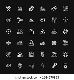 Editable 36 iconos de mar para web y móvil. Conjunto de mar incluye iconos línea crema de sol, hueso de pescado, tabla de surf, máscara de buceo, bote salvavidas, pescado, bola de playa, isla, Pirate sobre fondo negro