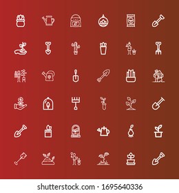 Editable 36 iconos de suelo para web y móvil. Conjunto de suelos incluidos iconos línea de pala, planta, jardinero, brote, raíz, riego, riego, arena, plantas, semilla, fertilizante en rojo