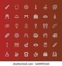 Editable 36 iconos de tostadas para web y móvil. El conjunto de tostadas incluye iconos línea Tostadora, Panqueque, Cubo de Hielo, Tostada, Champaña, Pan, Vidrio de Champaña, Desayuno, Salud, Bagel en rojo