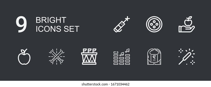 Bearbeitbar 9 helle Icons für Web und Mobile. Set mit hellen, enthaltenen Symbolen Linie Sparkle, Brainstorm, Volume, Stadium, Glow, Apfel, Button, Laser Stift auf dunklem Hintergrund