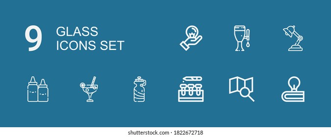 Editable 9 iconos de vidrio para web y móvil. Conjunto de vidrio incluido línea de iconos Idea, Search, Tubo de prueba, Botella, Cocktail, Ketchup, Lamp, Cerveza sobre fondo azul