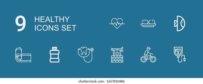 Editable 9 iconos saludables para web y móvil. Conjunto de íconos saludables incluidos línea Bolsa de sangre, Ciclismo, Bueno, Stethoscope, Baño muscular, Estera de yoga, Pescado, Croquette sobre fondo azul