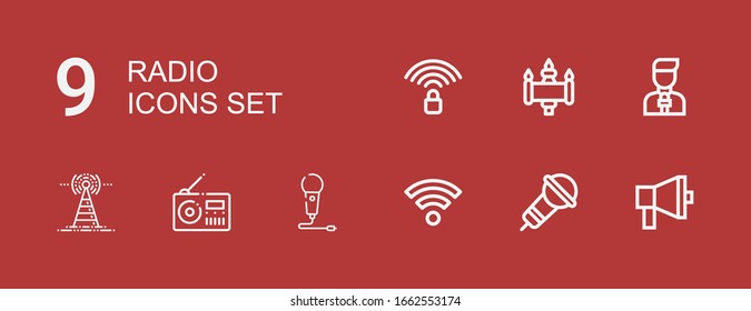 Editable 9 iconos de radio para web y móvil. Conjunto de radio incluye iconos línea Megaphone, Micrófono, Wifi, Radio, Antenna, reportero de noticias, Señal, señal Wifi en el fondo rojo